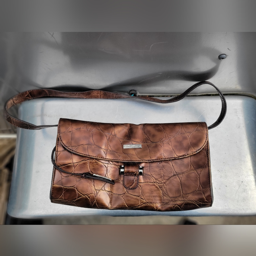 Ladies Nygard purse, shoulder bag alligator texture, removable strap.